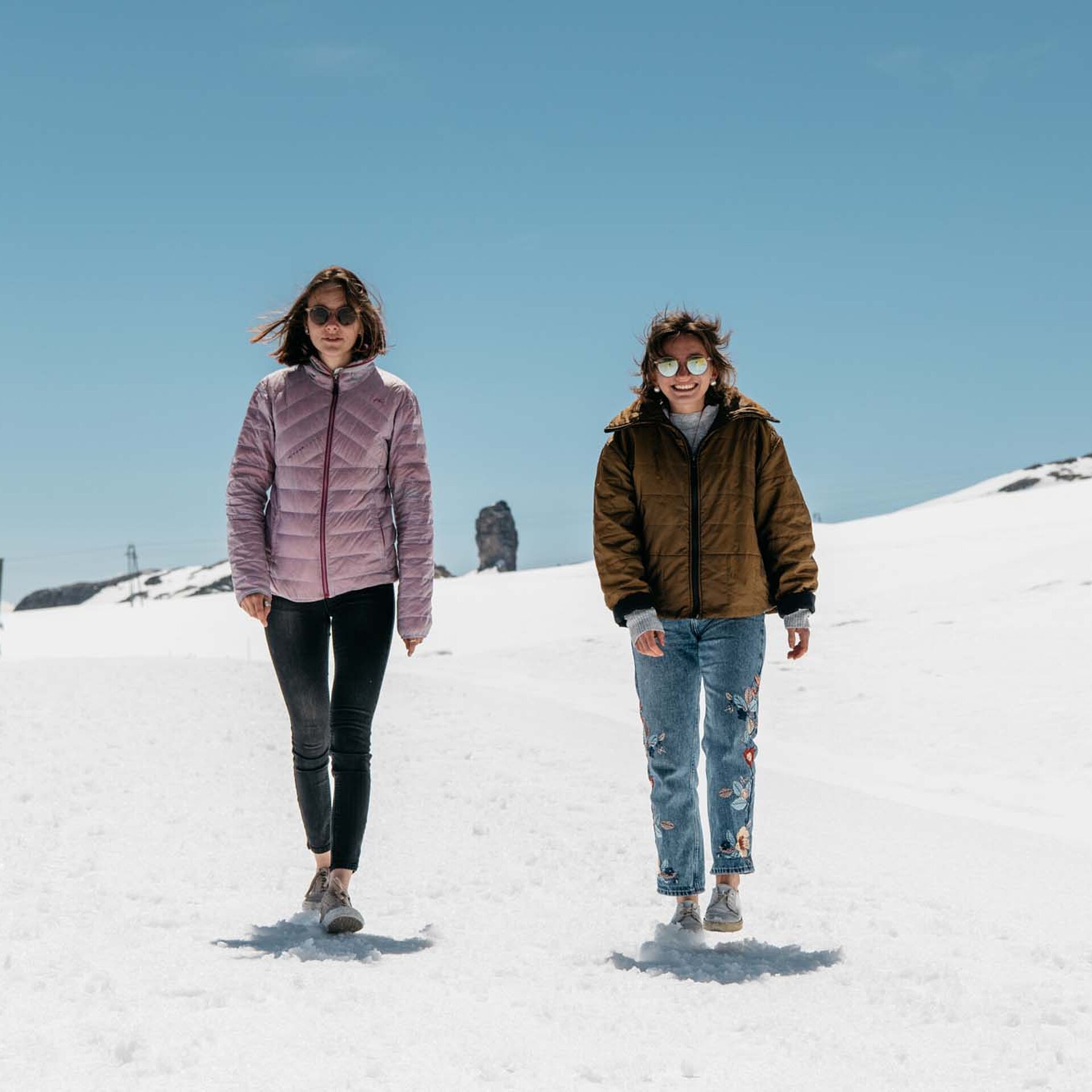 Zwei weibliche Personen die den Glacier Walk laufen.&nbsp;