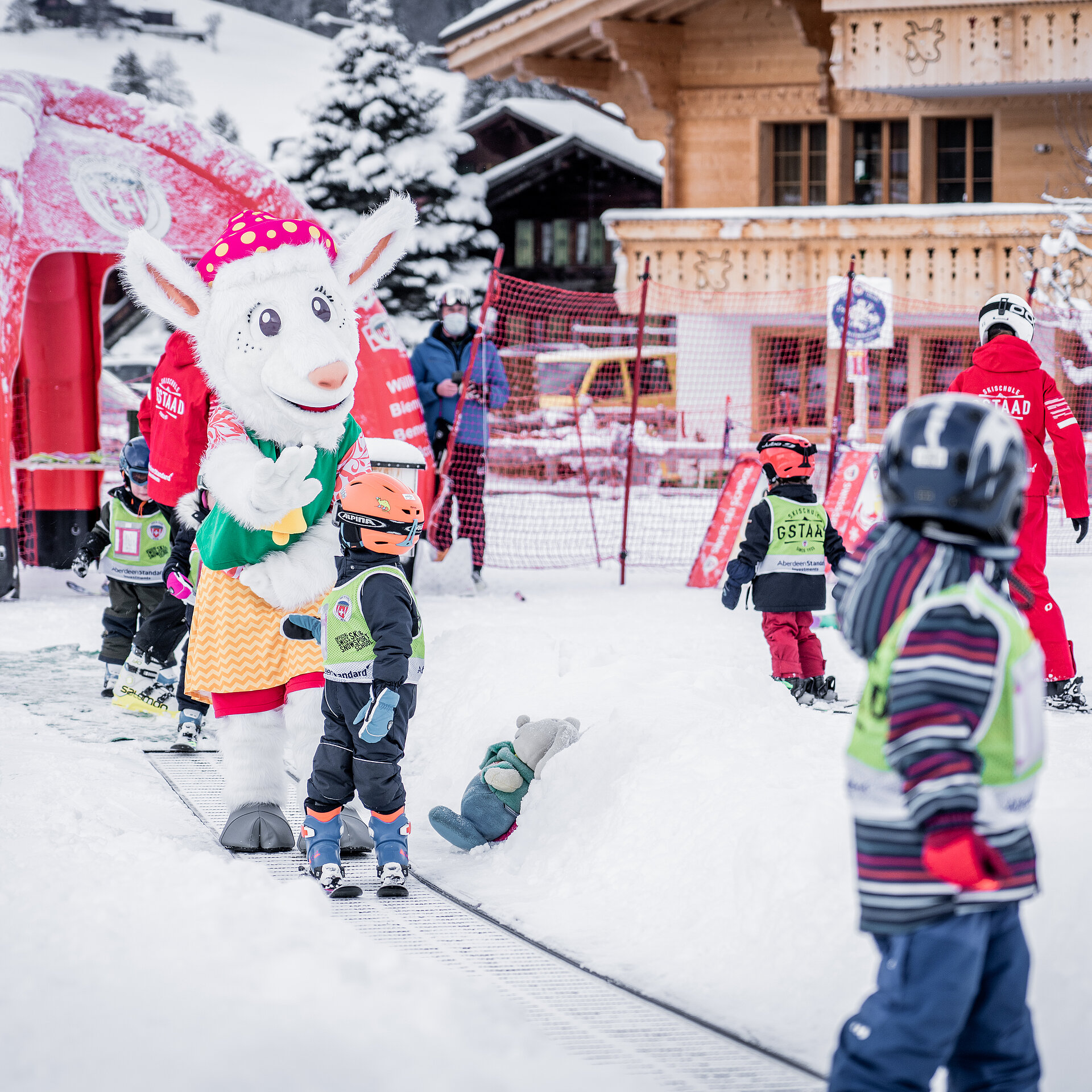 Saani mit Kindern im Snowpark.