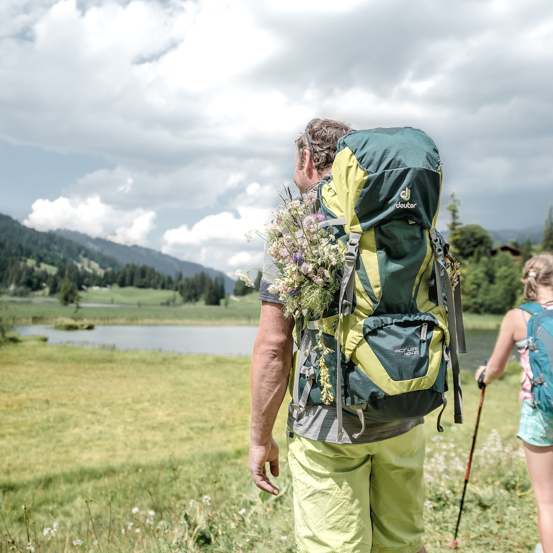 Eine Familie wandert von der Wispile zum Lauenensee.