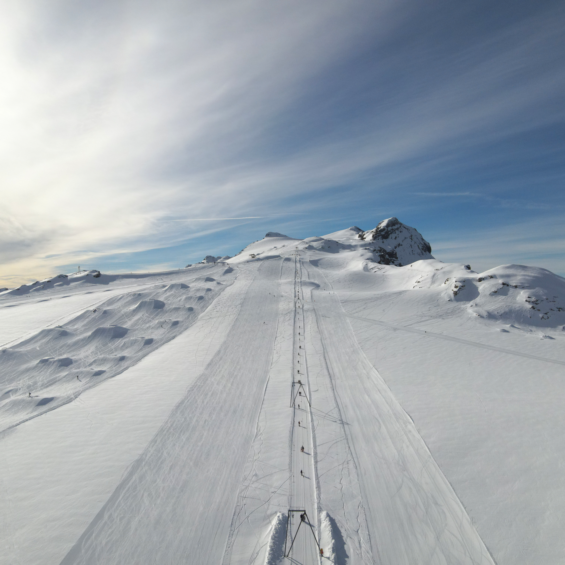 Luftaufnahme vom Bügellift Dôme auf dem Glacier3000 mit dem Diableretsgipfel im Hintergrund.