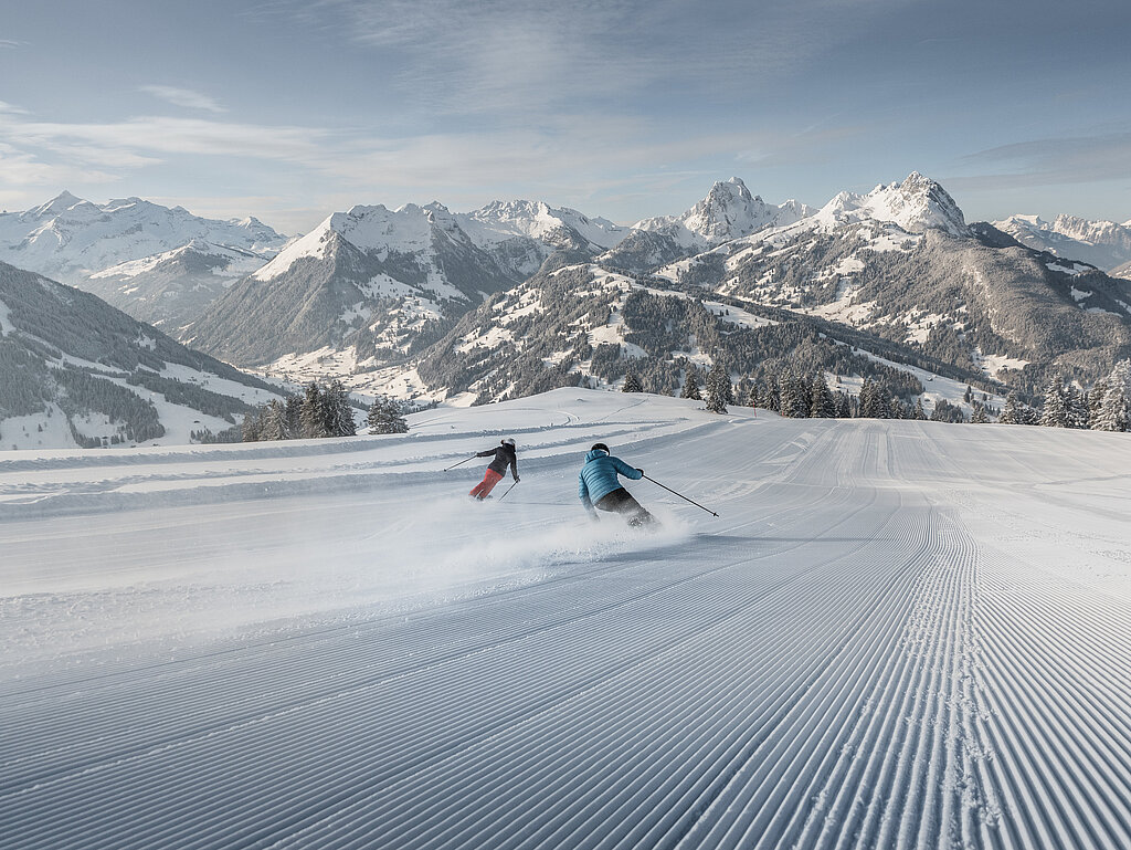 <p>Skifahren auf einer schönen Skipiste am Gfell mit Blick ins Tal</p>