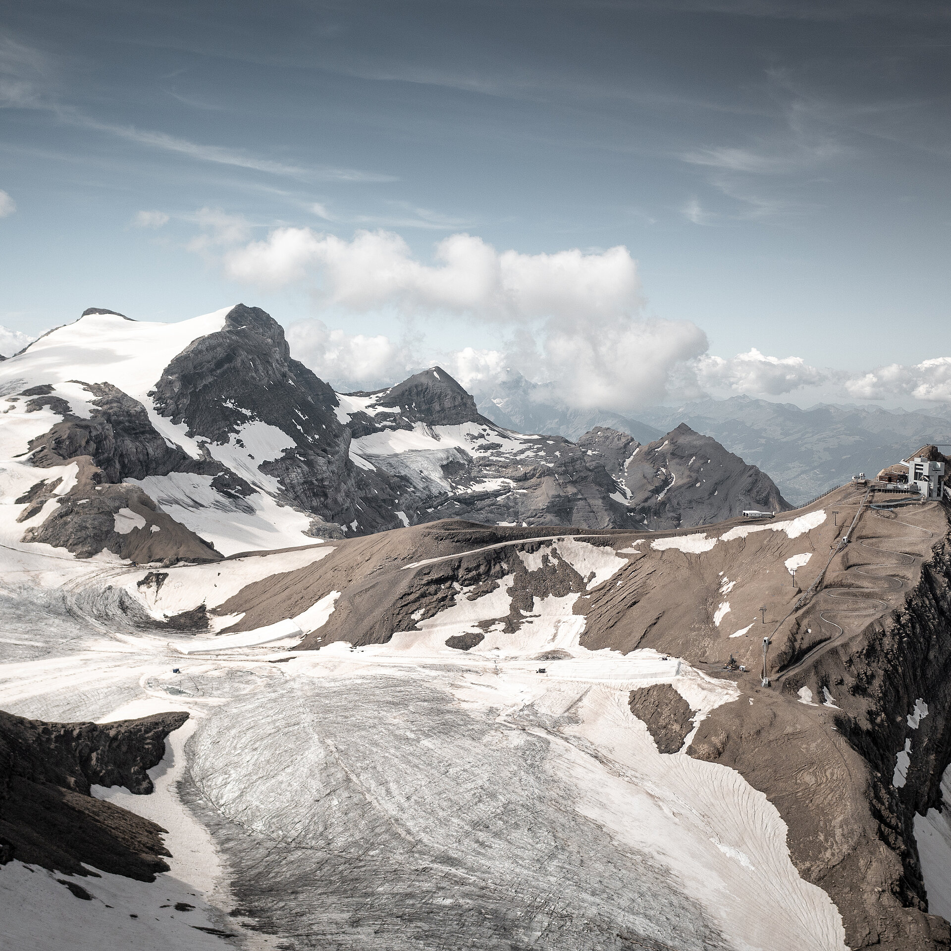 Glacier3000 mit Weitsicht auf die Berge und Waadtländer Alpen.