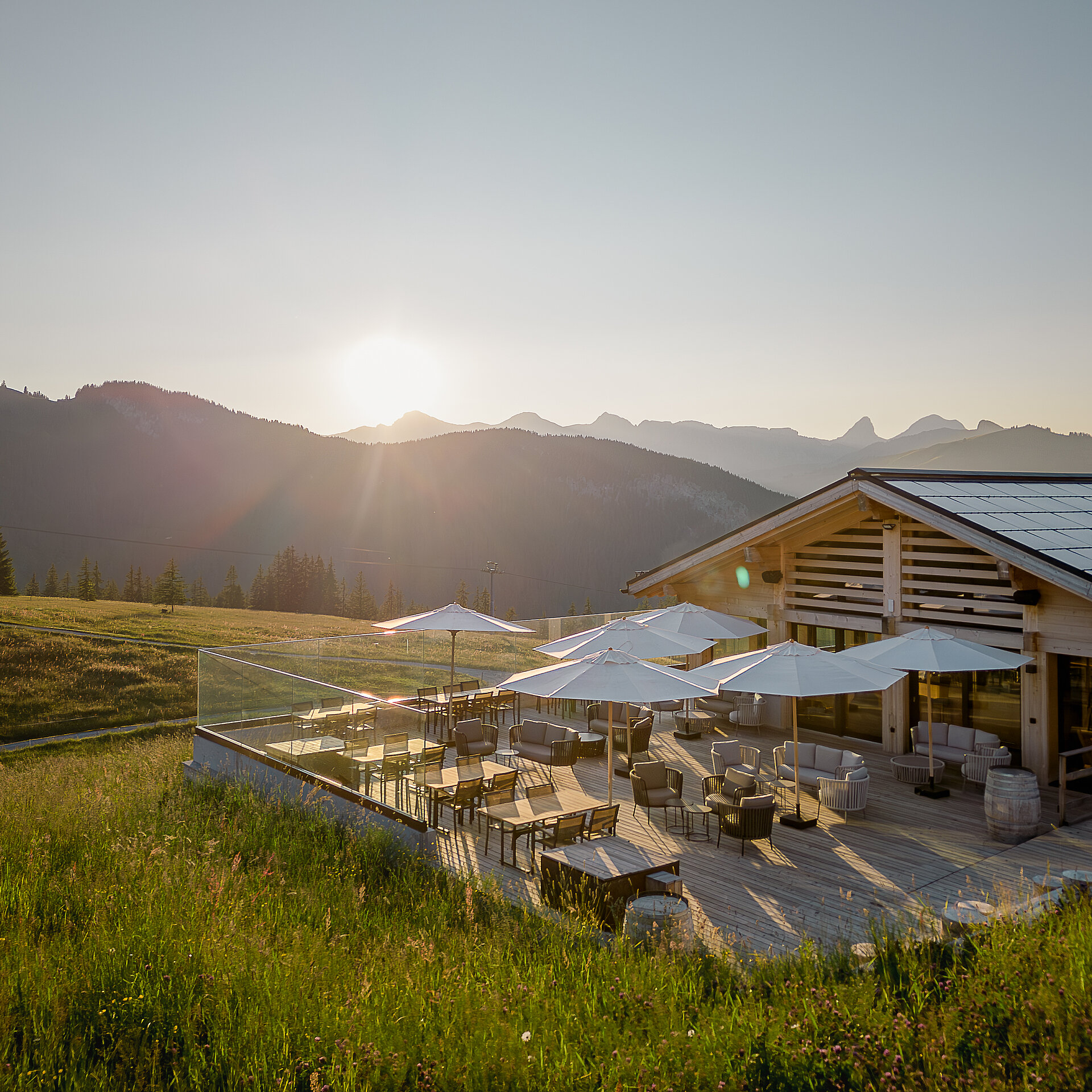 Eggli Lounge im Sommer mit Blick in einen schönen Sonnenuntergang