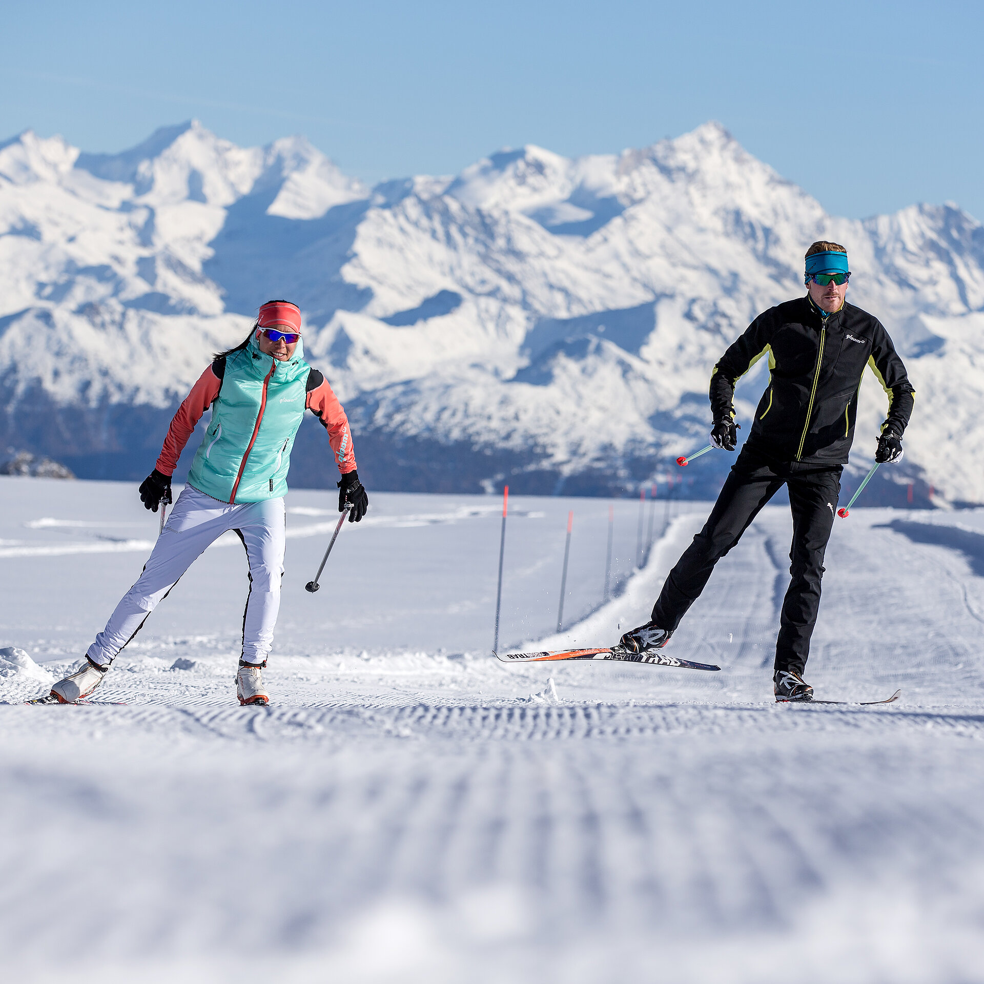 Zwei Personen die langlaufen auf dem Glacier3000.