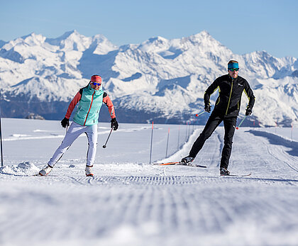 Zwei Personen die langlaufen auf dem Glacier3000.