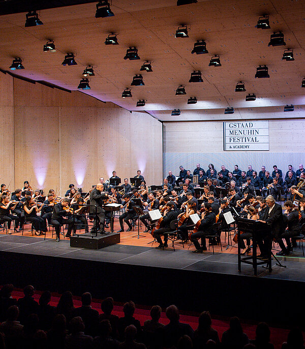 Ein Orchester spielt am Gstaad Menuhin Festival &amp; Academy in Gstaad.