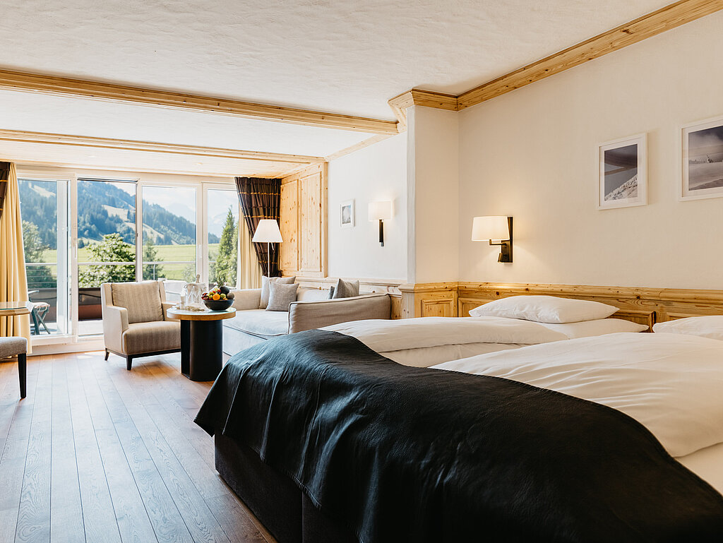 Ein Hotelzimmer mit Blick auf die Berge.