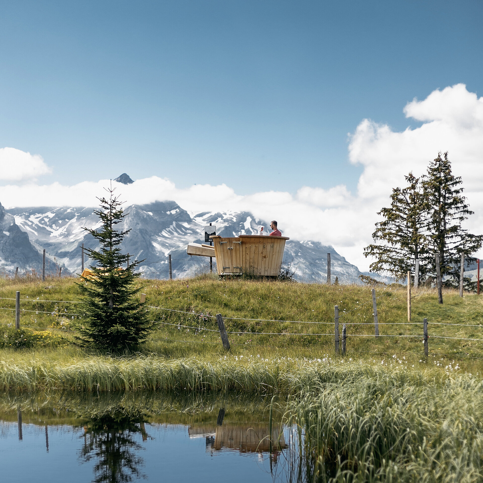 Ein kleiner Bergsee und direkt dahinter ein XXL Fondue Caquelon mit schönem Panorama.