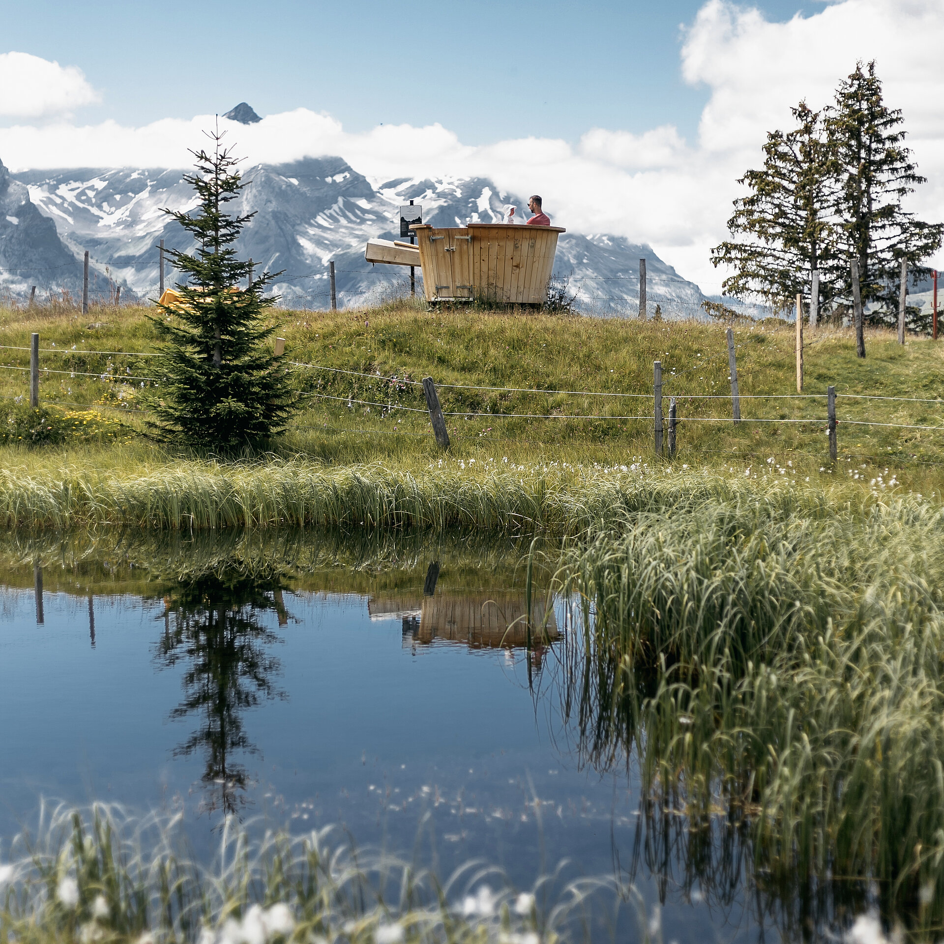 Ein kleiner Bergsee und direkt dahinter ein XXL Fondue Caquelon mit schönem Panorama.