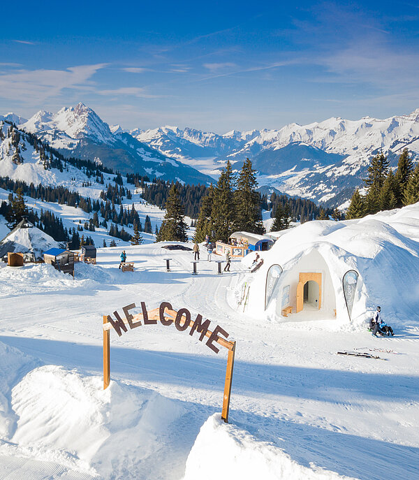 Das Iglu Dorf auf dem Saanersloch vor einer weissen Bergkulisse.