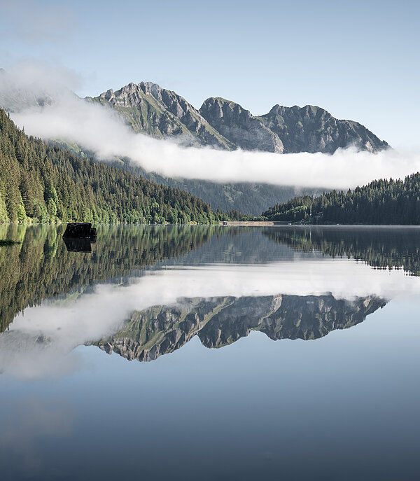 Glatter Arnensee im Herbst mit Blick auf Staldenfluh und Spiegel der Berge im See