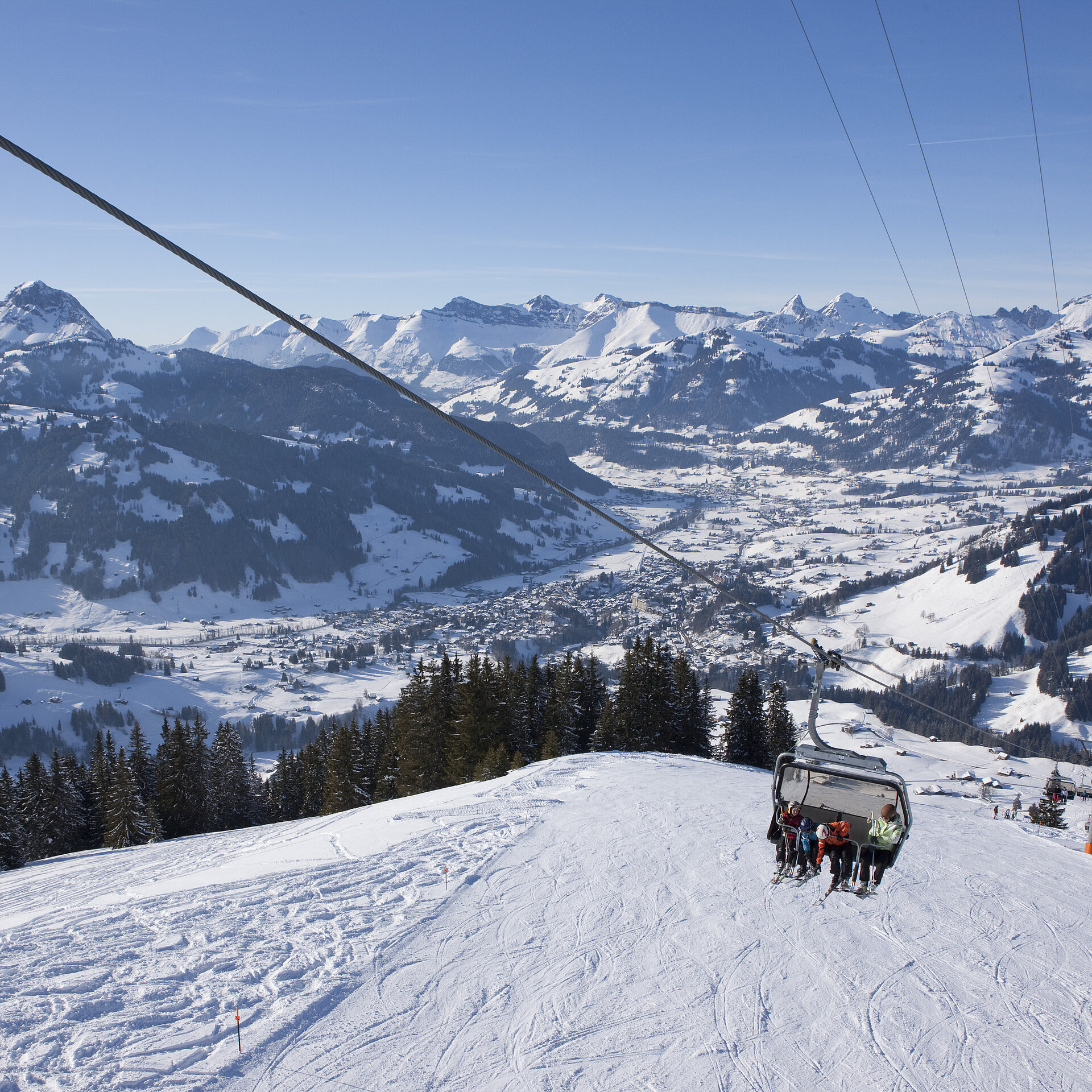 Sesselbahn mit Ausblick auf die Ferienregion Gstaad