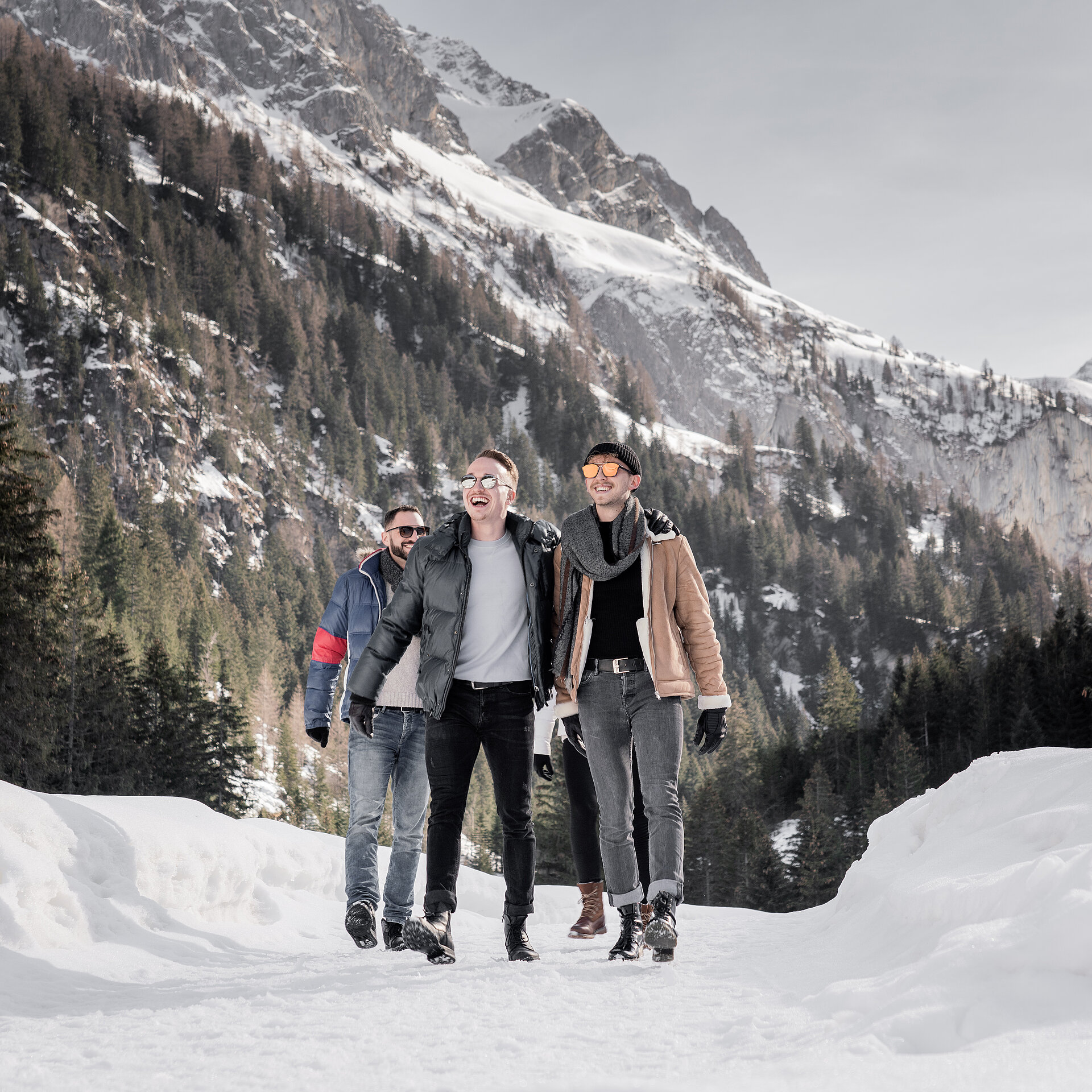 Vier Personen auf dem Winterwanderweg zum Lauenensee.