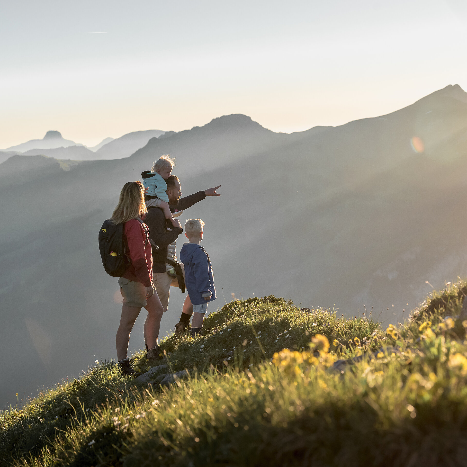 Eine Familie geniesst die Aussicht am Rinderberg.