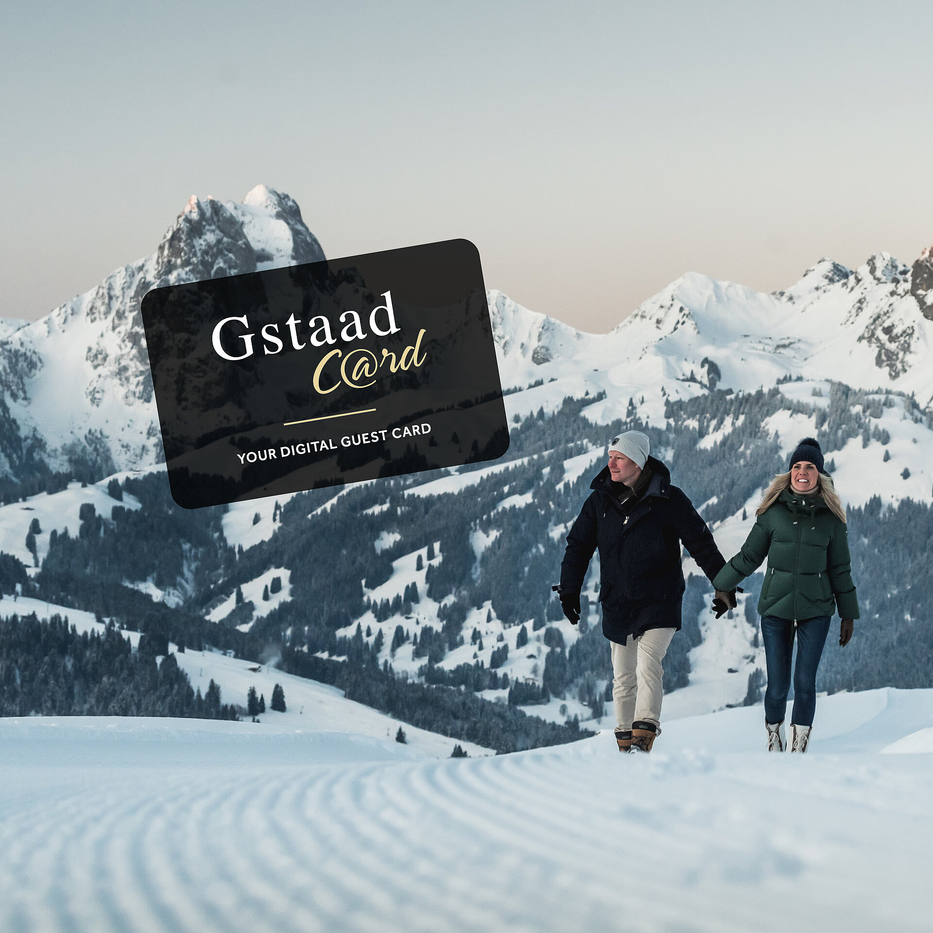 Paar spaziert über schneebedeckten Winter-Wanderweg